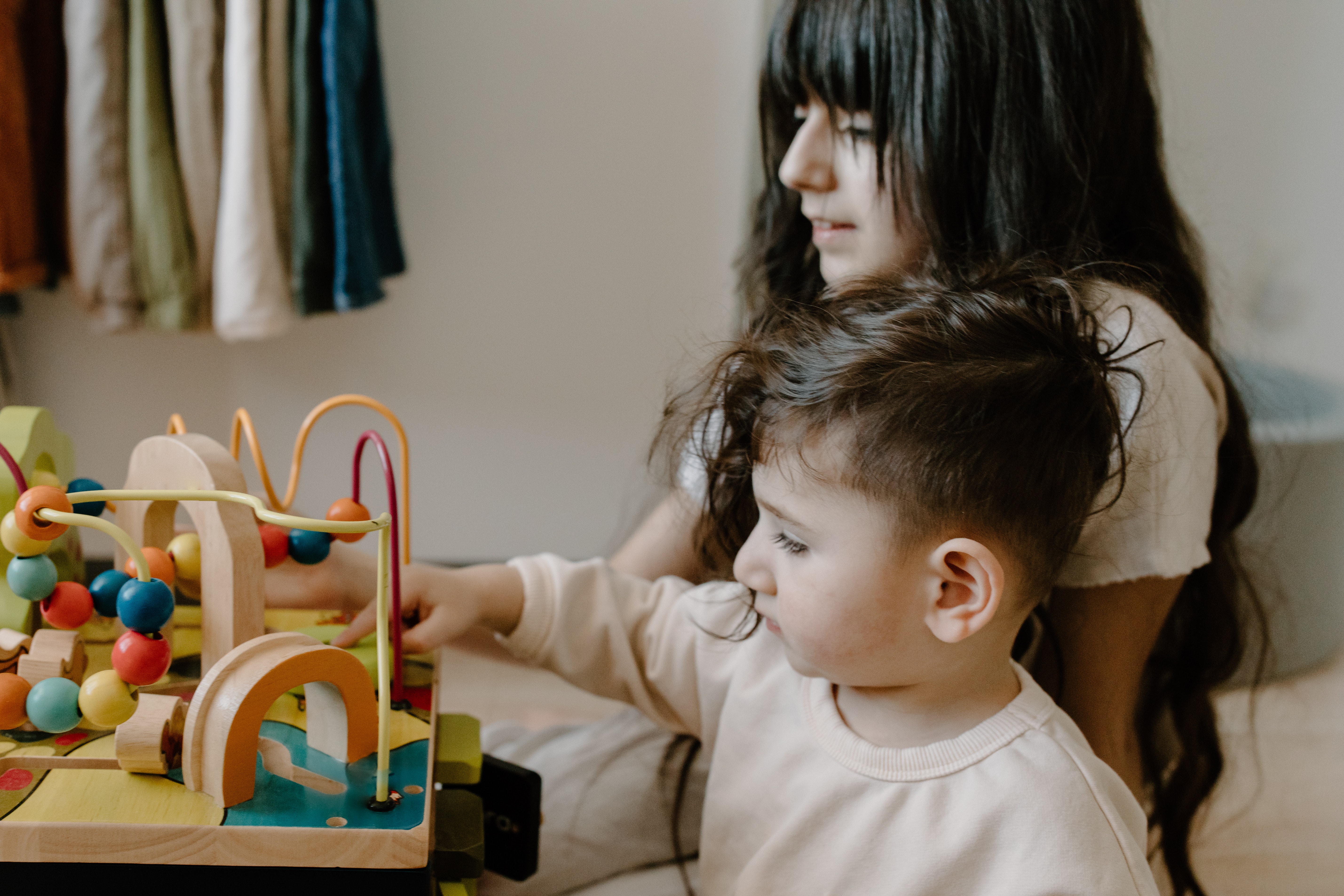 Was ist Montessori Pädagogik? - Erziehung, Material & Spielzeug
